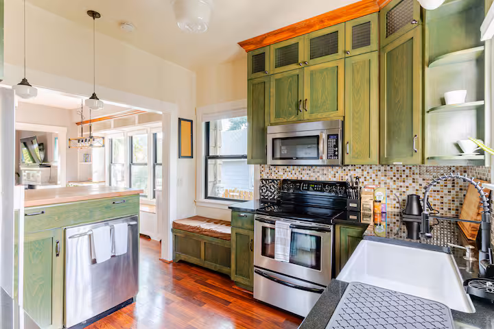 Full kitchen in the Wallingford craftsman home